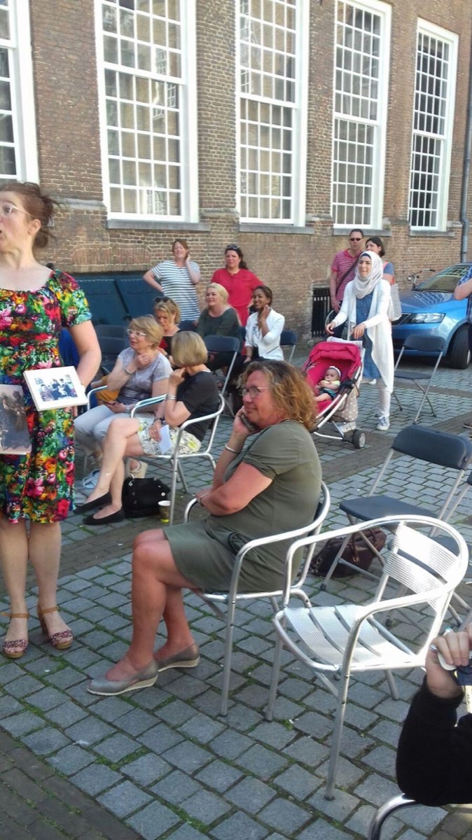Publiek op de binnenplaats tijdens een bijeenkomst van Hia Brabant in Breda